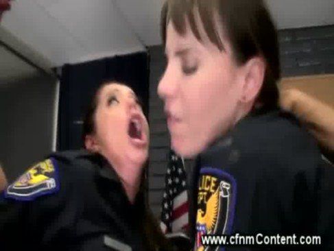 Sortudos arrombam cu de mulheres políciais
