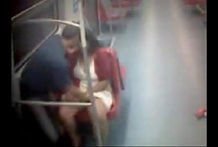 Sexo escondido no metro com morena